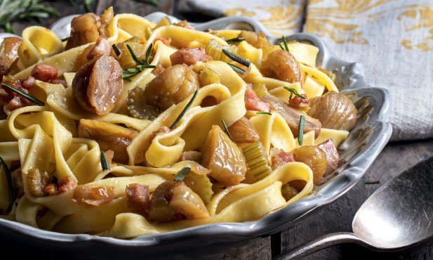 Tagliatelle com castanhas e bacon